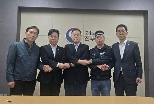 민주노총 공공운수노조 화물연대본부(화물연대)가 29일 오전 고용노동부 진주지청에서 비지에프(BGF)로지스와 단체합의서에 잠정 합의하고 기념사진을 찍고 있다. 맨 왼쪽부터 석종태 대표운송사 사장, 김영훈 고용노동부 장관, 이민재 비지에프로지스 대표, 김동국 화물연대 위원장, 국회 기후에너지환경노동위원회 간사인 더불어민주당 김주영 의원. 화물연대 제공