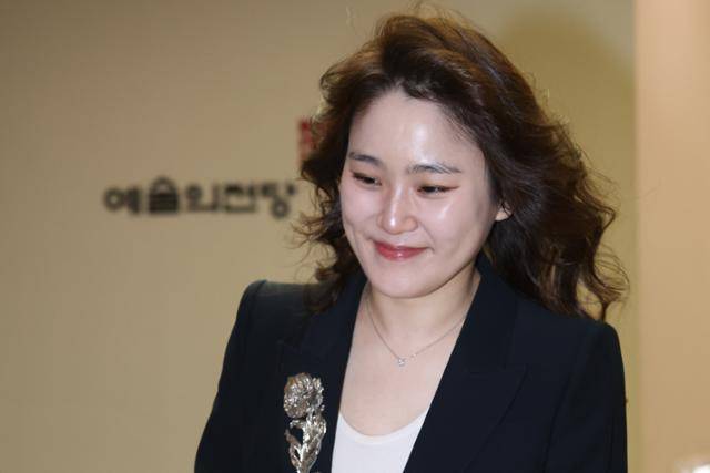 장한나 예술의전당 사장이 24일 서울 서초구 예술의전당으로 첫 출근하고 있다. 연합뉴스