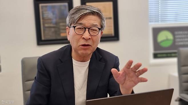 김동석 미주한인유권자연대(KAGC) 대표가 15일 미국 워싱턴 KAGC 사무실에서 한국일보와 인터뷰하고 있다. 김 대표는 “트럼프 시대는 오만과 탐욕에 빠진 미국 기득권층 엘리트들의 자업자득”이라고 말했다. 워싱턴=권경성 특파원