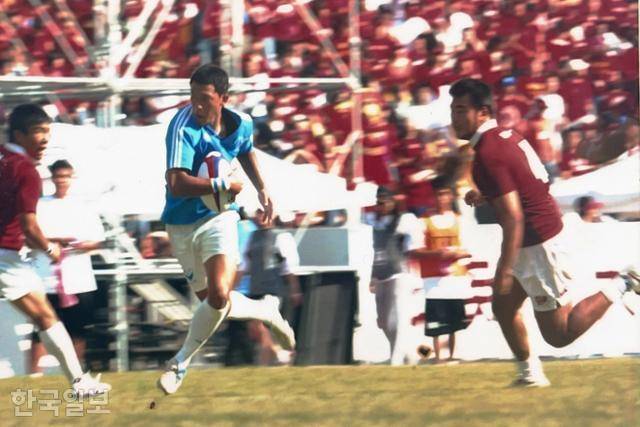 2005년 9월에 열린 '정기고연전' 당시 럭비 경기를 승리로 이끌었던 스물두 살의 태일. 왼쪽에서 두 번째 푸른색 유니폼을 입은 연세대 측 선수가 윤태일이다. 유족 제공
