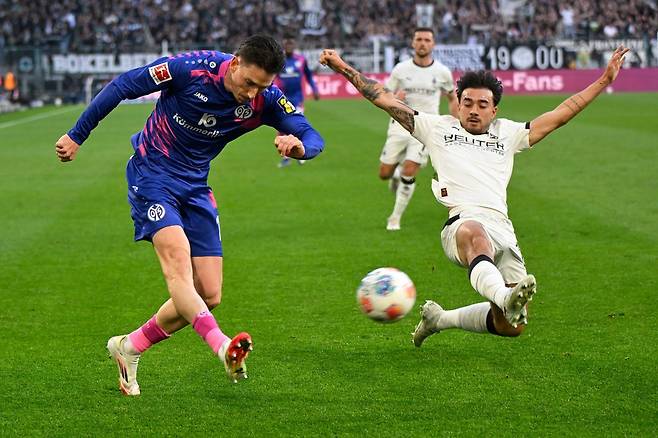 보루시아 묀헨글라트바흐의 옌스 카스트로프(오른쪽)가 19일 2025~26시즌 독일 분데스리가 마인츠와의 경기에서 상대 선수의 볼을 저지하려는 시도를 하고 있다. AP 연합뉴스