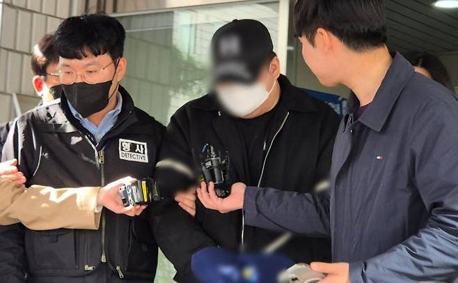 경기 양주시에서 3세 남아가 머리를 다쳐 의식을 잃은 사건과 관련해 아동학대 혐의를 받는 20대 친부 A씨가 12일 경기 의정부지법에서 열린 구속 전 피의자심문(영장실질심사)을 마친 뒤 법정을 나서고 있다. 뉴스1