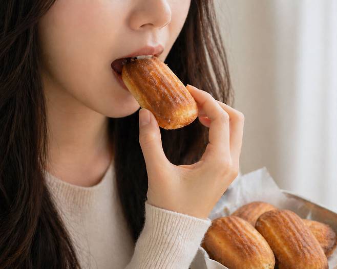 단 음식을 많이 먹는 습관이 눈 건강을 악화하는 핵심 요인이 될 수 있어 주의해야 한다. ​/사진=챗GPT 생성 이미지