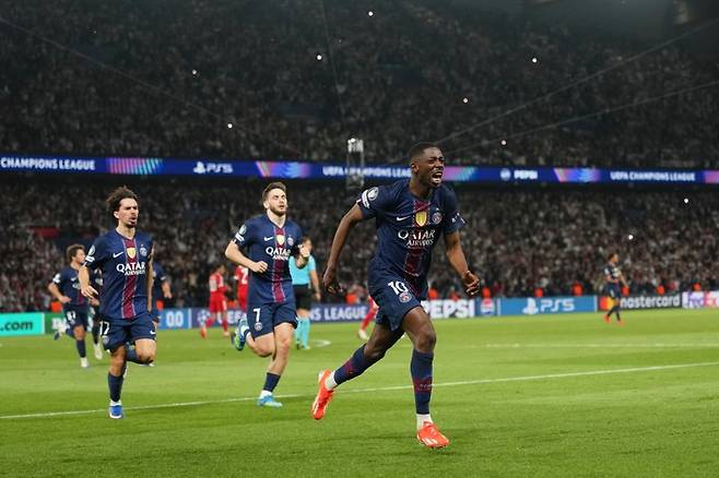 PSG 뎀벨레(앞)가 29일 뮌헨과의 2025~26 UCL 4강 1차전 중 득점한 뒤 환호하고 있다. 사진=연합뉴스