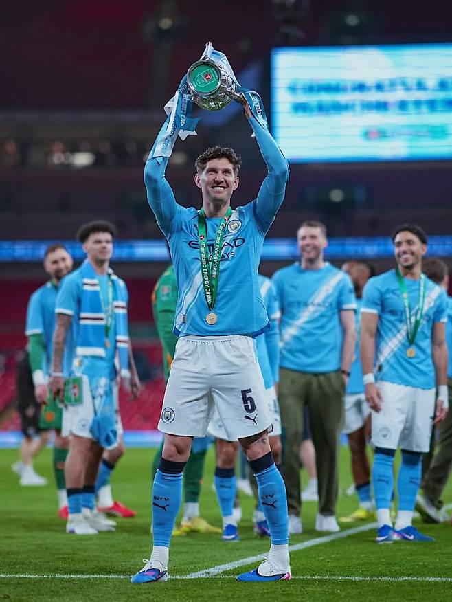 28일 구단을 통해 퇴단 소식을 알린 맨시티 수비수 존 스톤스. 사진은 올 시즌 리그컵 우승 트로피를 들어 올리는 스톤스의 모습. 사진=스톤스 SNS