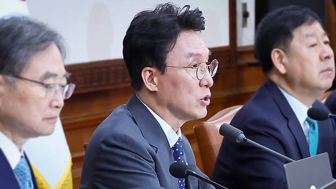 임시 국무회의에서 발언하는 김민석 국무총리