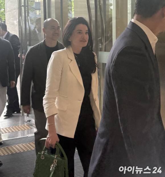 매디슨 황 엔비디아 이사가 28일 서울 영등포구 LG트윈타워 LG전자 본사에 들어서고 있다. [사진=박지은 기자]