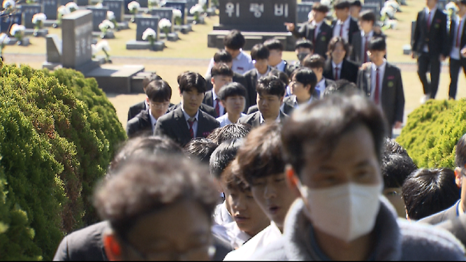 지난달 말 수학여행 일정 중 제주4·3평화공원을 찾은 문창고 학생들 (촬영, 강명철 기자)