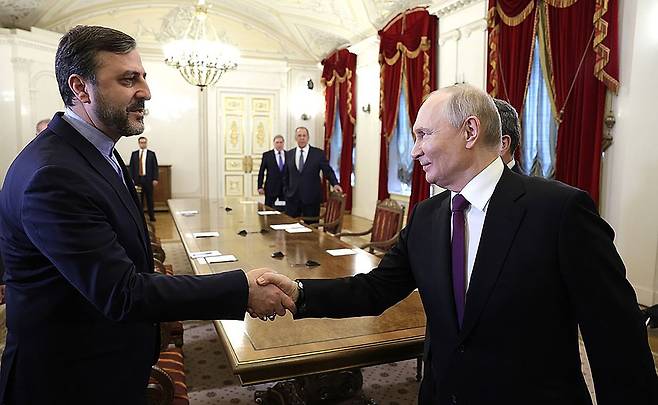 현지시간 27일 블라디미르 푸틴 러시아 대통령이 상트페테르부르크의 보리스 옐친 대통령 도서관에서 아바스 아라그치 이란 외무장관과 대표단을 접견하고 있다. 이란은 푸틴 대통령과의 접견 이후 호르무즈해협을 개방하는 조건으로 핵 협상 등을 미루는 내용의 '중간 합의안'을 미국에 제안했다. 연합뉴스