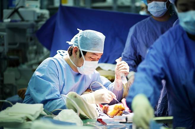 허준(56) 한림대 한강성심병원장이 화상 환자를 수술하는 모습. 사진 한림대 한강성심병원
