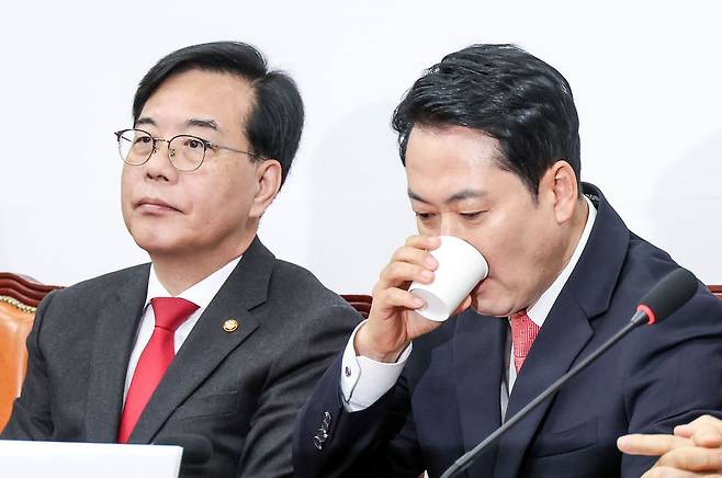장동혁 국민의힘 대표(오른쪽)가 9일 오전 국회에서 열린 최고위원회의에 참석해 물을 마시고 있다. 왼쪽은 송언석 원내대표. 김성룡 기자