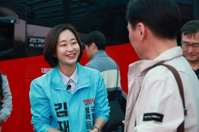 경기 평택을 재선거에 출마한 김재연 진보당 대표가 28일 경기 기아자동차 화성공장에서 퇴근길 인사를 하고 있다. 사진 진보당 김재연 캠프