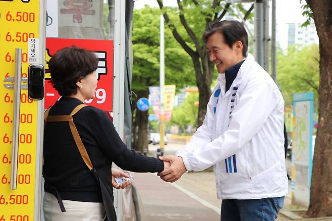 28일 안중읍 만둣가게 사장인 박점이(68)씨가 조국 조국혁신당 대표와 악수하고 있다. 박씨는 “항상 민주당 지지자였는데 조국이 일찍 와 열심히 해서 마음이 많이 기울었다”고 했다. 사진 조국혁신당 조국 캠프