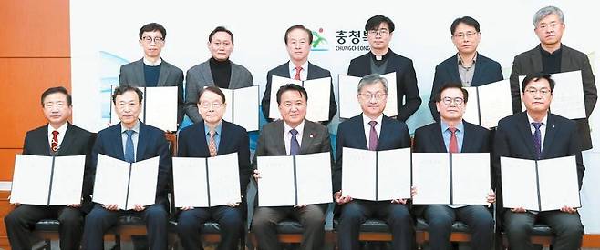 충북도는 의료비후불제 시행을 앞둔 2022년 12월 농협충북본부, 도내 종합병원과 업무협약을 맺었다. 의료비후불제는 치료를 먼저 받고 병원비를 무이자 할부로 갚는 제도다. [사진 충북도]