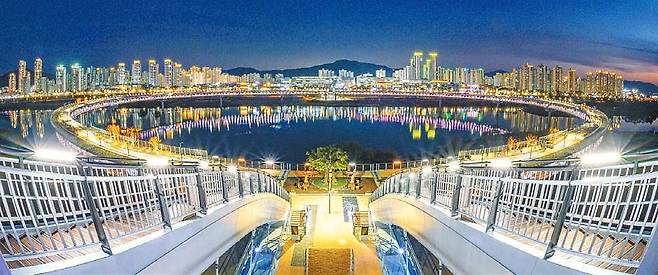 세종시 살림살이가 갈수록 어려워지고 있다. 가장 큰 요인으로는 다른 광역 자치단체와 달리 보통교부세를 제대로 받지 못해서다. 사진은 세종시 금강에 건설된 ‘이응다리’. [사진 세종시]