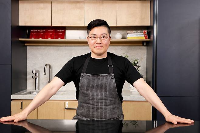 7년 연속 미쉐린 3스타를 받은 가온을 이끈 김병진 가온소사이어티 부사장은 “한식을 어렵게 생각하기보다, 우리가 일상에서 먹는 음식을 더 맛있게 즐기는 방법부터 시작하면 된다”고 말한다. 사진 지글지글클럽
