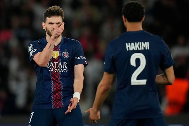 PSG 크바라츠헬리아가 어시스트를 해준 하키미를 가리키고 있다. AP=연합뉴스