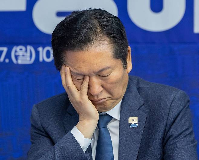 더불어민주당 정청래 대표가 27일 경기도 안성시 김보라 안성시장 후보 선거사무소에서 열린 최고위원회의 도중 깊은 생각에 잠겨 있다. 연합뉴스