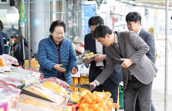 김돈곤 충남 청양군수가 전통시장을 찾아 농어촌 기본소득 사용 현황을 점검하고 있다. [사진 청양군]