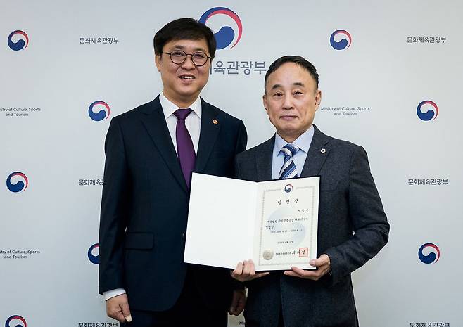 최휘영 문화체육관광부 장관(왼쪽)이 지난 10일 서승만 신임 국립정동극장 대표이사에게 임명장을 수여하고 기념촬영을 하고 있다. 뉴스1
