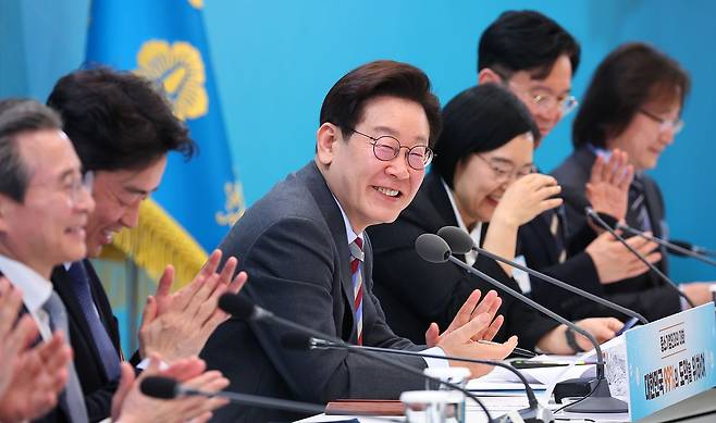 이재명 대통령이 지난 3월 20일 청와대 영빈관에서 열린 중소기업인과의 대화에서 한 참석자의 발언이 끝난 뒤 박수치고 있다. 연합뉴스