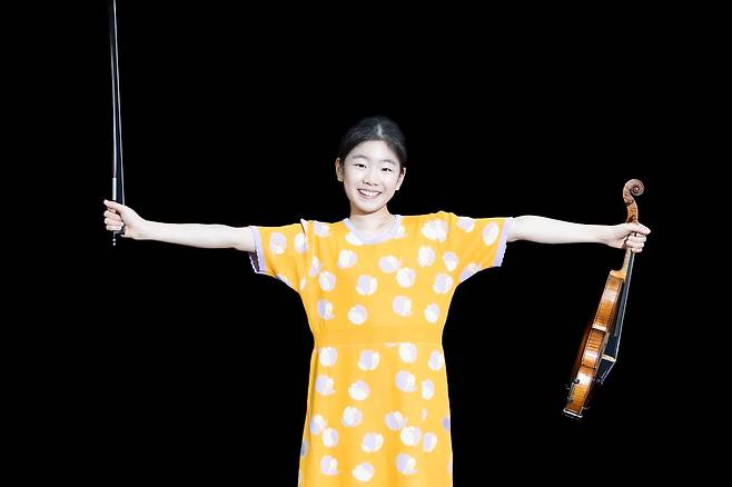 바이올리니스트 김연아가 지난 27일 서울 종로구의 한 호텔 연습실에서 바이올린을 든 채 웃고 있다. 바이올린의 이름은 '사랑이'다. 연아가 지어줬다. 권혁재 사진전문기자