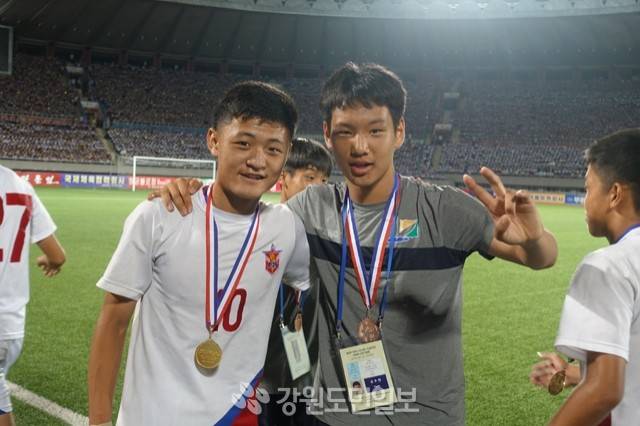 4·25체육단,남북체육교류협회가 주최·주관한 &nbsp;제4회 아리스포츠컵 국제유소년(U-15)축구대회가 지난 2018년 8월 18일, 평양에서 폐막한 가운데 강릉 주문진중 김세진(사진 오른쪽)군과 4·25체육팀 윤철종 군이 재회를 약속하며 기념촬영을 하고 있다. &nbsp;본사DB