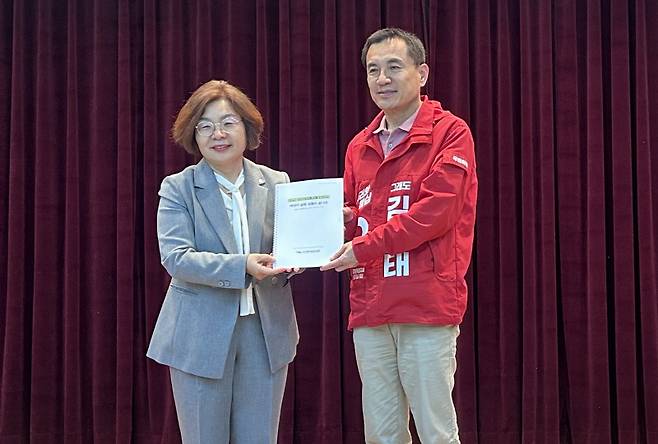 ▲ 강원여성경영인협회(회장 김선미)는 28일 강원중소벤처기업청 대회의실에서 강원도지사 후보 초청 정책간담회를 개최하고 우상호(왼쪽사진) 더불어민주당 후보와 김진태 국민의힘 후보에게 정책제안서를 전달했다.  김혜정 기자