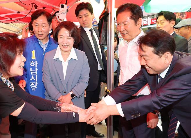 ▲ 더불어민주당 정청래 대표와 추미애 경기지사 후보, 이광재 하남갑 보궐선거 후보, 강병덕 하남시장 후보가 29일 경기도 하남 덕풍전통시장을 찾아 상인과 인사하고 있다. 연합뉴스