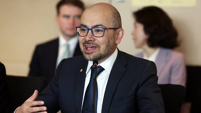 데미스 허사비스 구글 딥마인드 최고경영자(CEO)가 지난 27일 서울 종로구 포시즌스호텔에서 열린 과기정통부-구글 딥마인드 MOU 체결식에서 인사말을 하고 있다. <사진=연합뉴스>