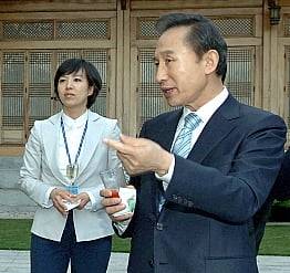 청와대 근무하던 시절 김은혜 의원과 이명박 전 대통령 /사진=김은혜 의원실 제공