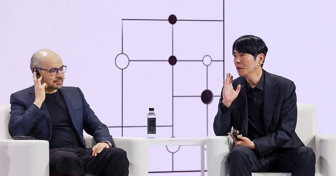 이세돌 사범 데미스 하사비스 구글 딥마인드 공동 창업자 및 CEO가 29일 서울 중구 웨스틴조선호텔에서 열린 구글 포 코리아 2026 행사에 참석해 '알파고 10년, 모두를 위한 AI의 비전'을 주제로 대담을 하고 있다. / 사진=최혁 기자