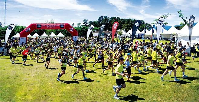 지난해 열린 ‘2025 TNF 100 코리아’ 10km 부문 현장. /영원아웃도어 제공
