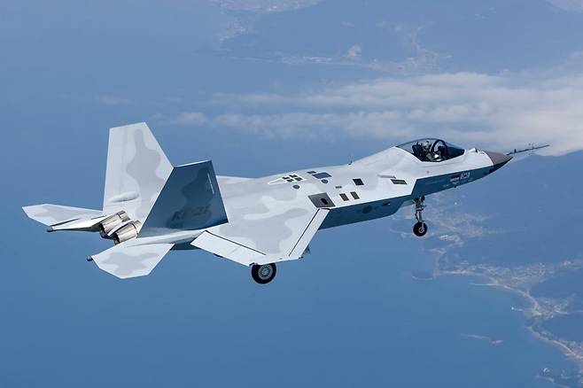 한화에어로스페이스와 한국항공우주산업(KAI)이 KF-21(사진), FA-50 등 국산 전투기에 장착할 장거리 공대공 미사일 등을 함께 개발한다. 사진=KAI