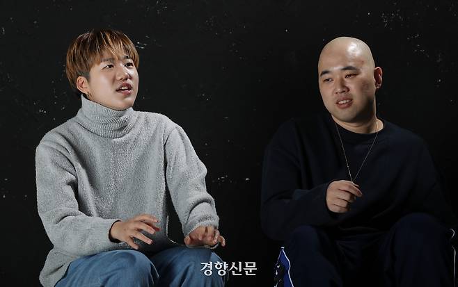 래퍼 제리케이(오른쪽)와 슬릭이 2018년 11월20일 서울 중구 경향신문 본사에서 인터뷰하고 있다. 경향신문 자료사진