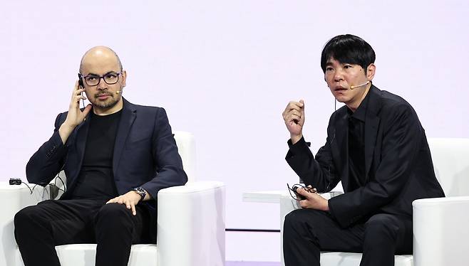 29일 서울 중구 웨스턴 조선호텔에서 열린 구글 포 코리아 2026에서 데미스 허사비스 구글 딥마인드 최고경영자(CEO)와 이세돌 사범 겸 UNIST 특임교수가 ‘알파고 10년, 모두를 위한 AI의 비전’을 주제로 대담하고 있다. 연합뉴스
