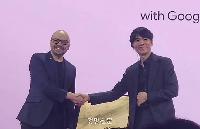 데미스 하사비스 구글 딥마인드 CEO와 이세돌 사범이 29일 서울 중구 웨스턴 조선 호텔에서 두 사람의 사인이 적힌 바둑판 앞에 두고 손을 맞잡고 있다. 김세훈 기자