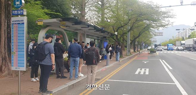 지난 14일 오전 출근시간대 경남 창원남산공원환승센터에서 시민들이 시내버스 배차 간격이 맞지 않아 환승 버스를 기다리고 있다. 김정훈 기자