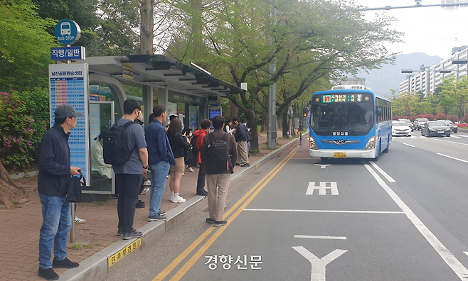 지난 14일 오전 출근시간대 경남 창원남산공원환승센터에서 시민들이 시내버스 배차 간격이 맞지 않아 환승 버스를 기다리고 있다. 김정훈 기자