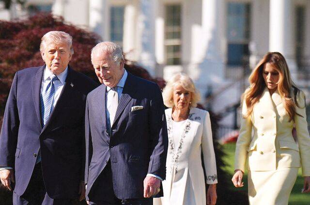 도널드 트럼프 미국 대통령과 부인 멜라니아 여사가 27일(현지시간) 백악관 사우스론에서 영국 찰스 3세 국왕, 커밀라 왕비와 함께 걷고 있다. 2022년 즉위 이후 처음으로 미국을 국빈방문한 찰스 3세는 28일 트럼프 대통령과 백악관에서 단독 회동을 갖고, 1991년 선왕 엘리자베스 2세 이후 영국 군주로는 35년 만에 미 연방의회 합동연설에 나설 예정이다. 로이터연합뉴스