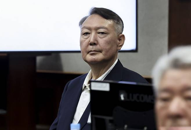 윤석열 전 대통령이 2025년 9월 26일 서울 서초구 서울중앙지방법원에서 열린 ''특수공무 집행 방해, 직권남용 권리행사 방해 혐의'' 첫 재판에 출석해 있다. 사진공동취재단