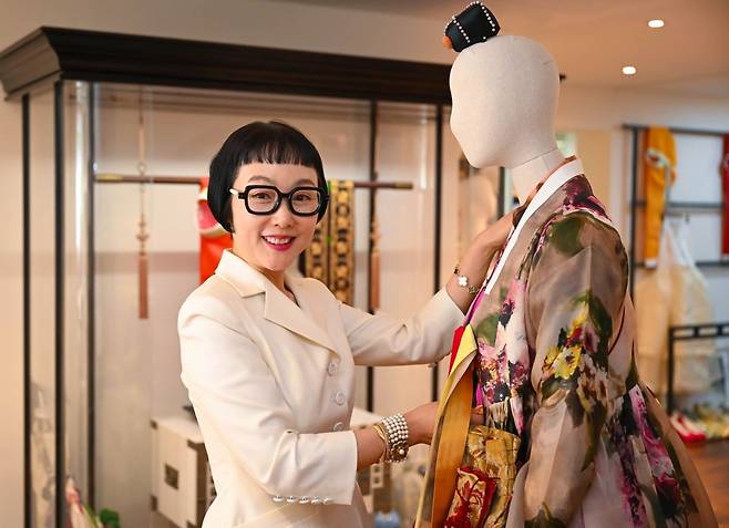 한복 디자이너 김영진이 서울 용산구 한남동 소재의 차이킴 아틀리에에서 국민일보와 인터뷰하고 있다. 전통 한복 맞춤 브랜드 ‘차이 김영진’과 기성복 브랜드 ‘차이킴’의 대표인 김영진은 2016년부터 무대 의상 감독으로도 활동하고 있다.       이한형 기자