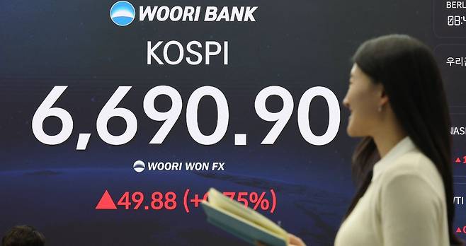 코스피가 사흘 연속 종가 기준 최고치 행진을 이어가고 있는 29일 서울 중구 우리은행 본점 딜링룸 현황판에 코스피가 표시되고 있다. 연합뉴스