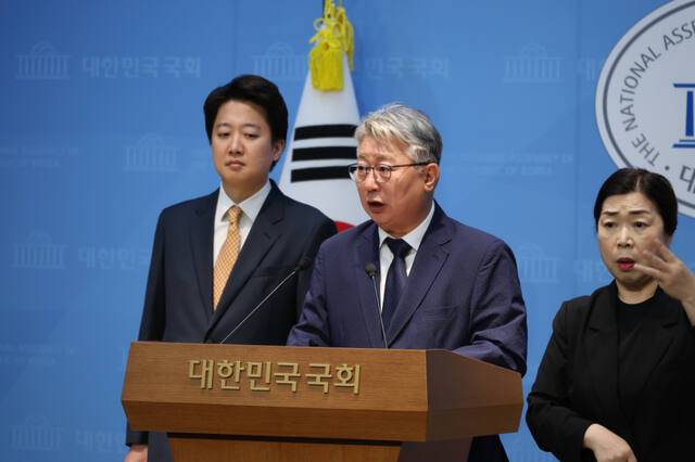 개혁신당 경기도지사 후보로 출마할 조응천 전 의원이 28일 국회 소통관에서 출마 기자회견을 하고 있다. 연합뉴스