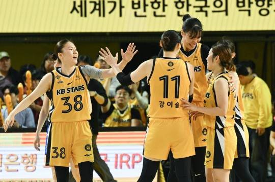 동료들과 기뻐하는 박지수. / 사진=연합뉴스