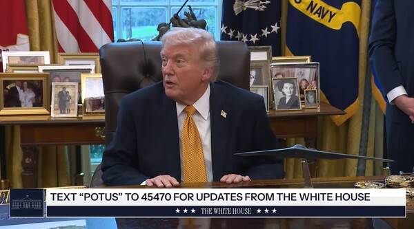 ▲도널드 트럼프 미국 대통령은 지난 16일(현지시간) 백악관에서 기자들에게 “쿠바를 점령하는 영광을 누리게 될 것이라고 믿는다”고 말했다. 미국의 연료 봉쇄로 쿠바 전역에 정전 사태와 에너지난이 악화하는 가운데 트럼프 대통령은 쿠바에 대한 군사 개입 가능성까지 시사하며 발언 수위를 높이고 있다. 백악관 유튜브 갈무리.