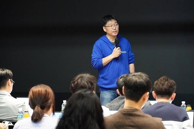 백창열 NHN두레이 대표가 지난 28일 경기 성남시 NHN 플레이뮤지엄에서 협업툴 두레이에 새롭게 탑재된 인공지능(AI) 에이전트 서비스를 소개하고 있다. [사진 = NHN]