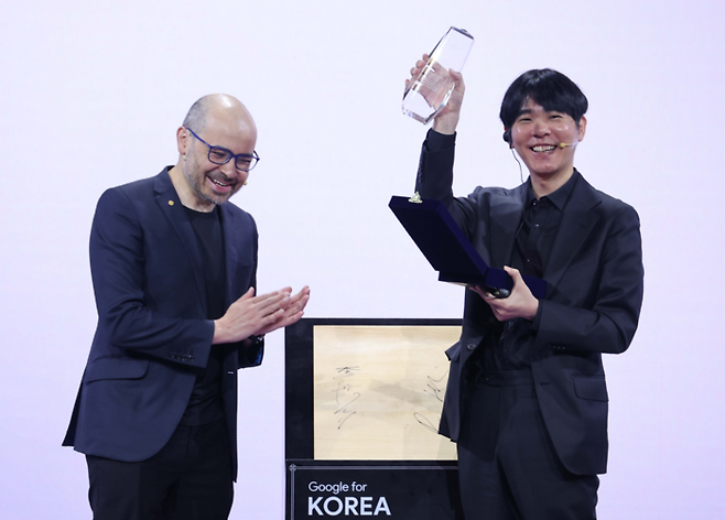 이세돌 울산과학기술원(UNIST) 특임교수가 29일 서울 중구 웨스틴조선호텔에서 데미스 허사비스 구글 딥마인드 최고경영자(CEO)로부터 감사패 전달받고 포즈를 취하고 있다. [한주형 기자]