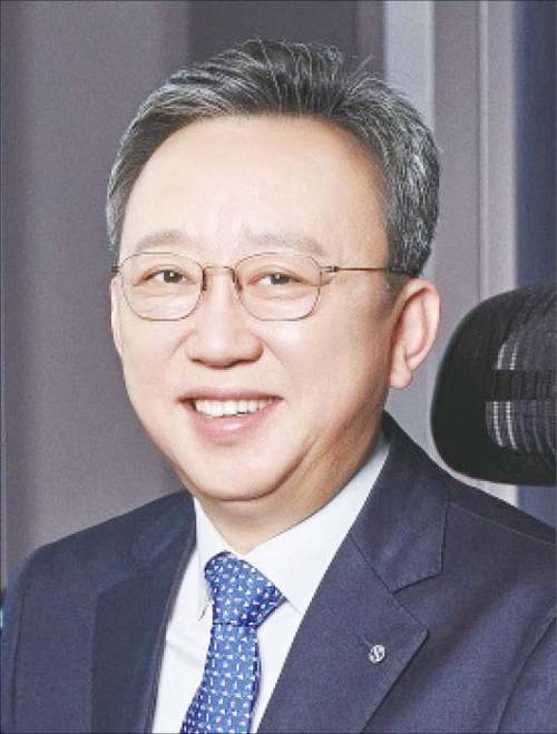 1964년생/ 덕원고/ 서울대 국제경제학과/ 2020년 신한은행 경영기획그룹 상무/ 2021년 신한은행 경영기획그룹 부행장/ 2023년 신한은행 자금시장그룹 부행장/ 2023년 신한은행장(현)