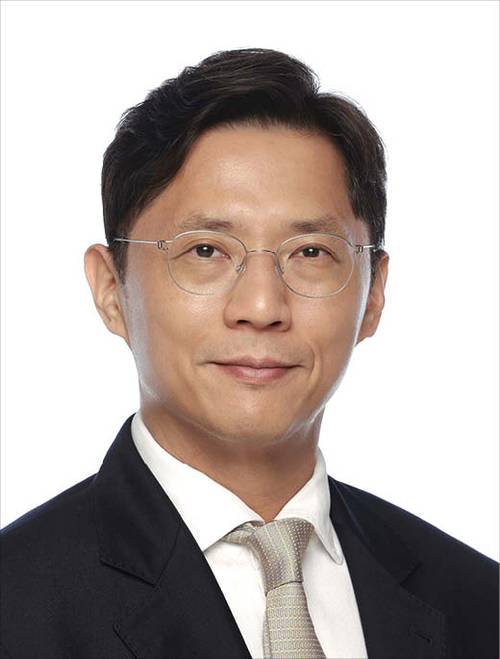 1977년생/ 1995년 대일외고/ 서울대 서양사학과/ 스탠퍼드대 MBA 수료/ 2016년 GS에너지 전력·집단에너지사업부문장 상무/ 2019년 GS에너지 경영지원본부장 전무/ 2020년 ㈜GS 미래사업팀장 부사장/ 2024년 GS리테일 경영전략SU장 부사장/ 2025년 GS리테일 대표이사 부사장(현)